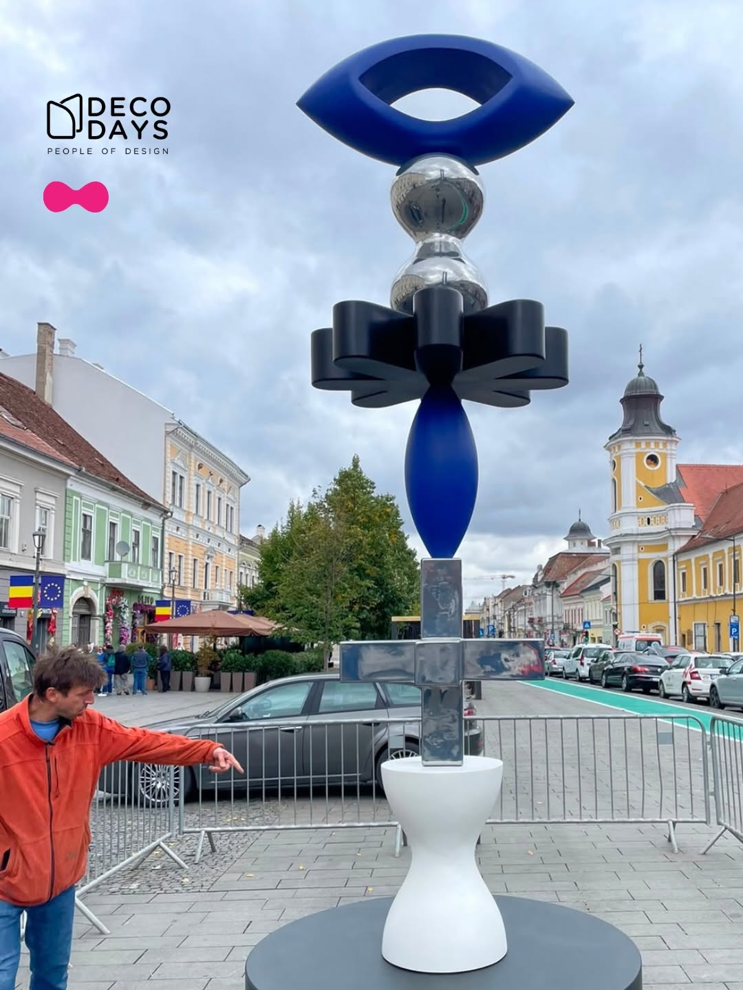 Totemul creat de Karim Rashid pe Bulevardul Eroilor din Cluj-Napoca, cu clădirile orașului în fundal