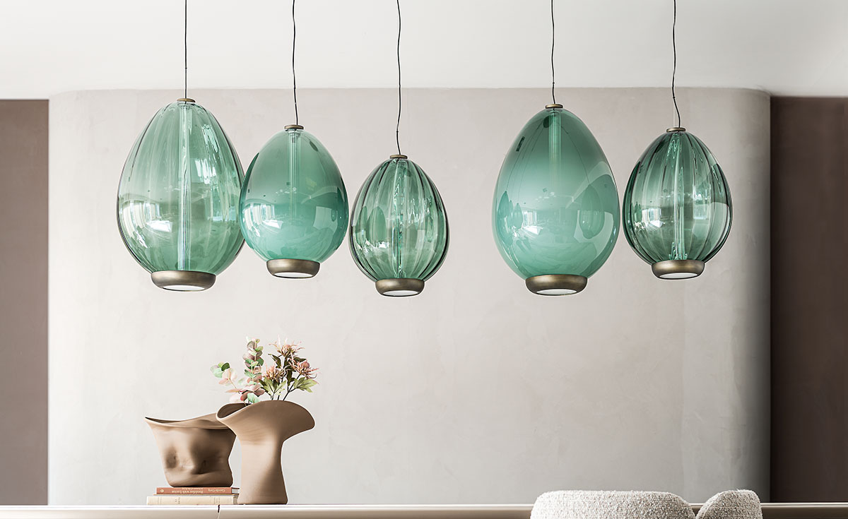 Corpuri de iluminat San Marco de la Cattelan Italia, din sticlă verde, într-o compoziție de cinci pendule.
